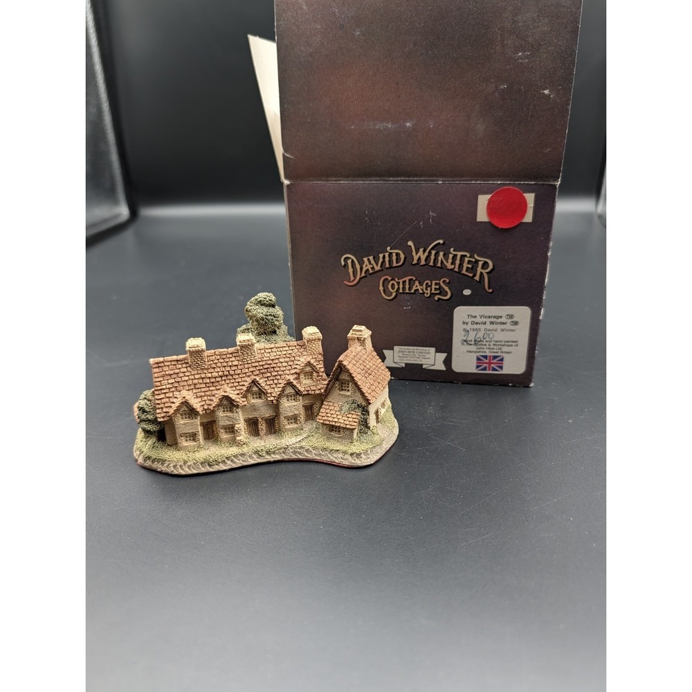 Craftsmans Cottage by David Winter 1985 Handmade Hand-Painted Box And Coa